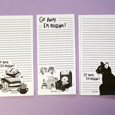 Três folhas de papel pautado com ilustrações e texto 'GO AWAY, I'M READING!' em fundo roxo com lápis ao lado