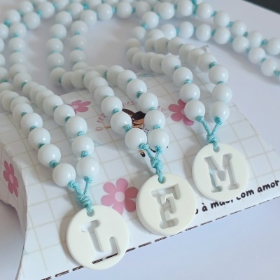 Colar inicial acrílico