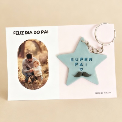 Chaveiro estrela azul com texto Super Pai e bigode, cartão com foto e texto Feliz Dia do Pai