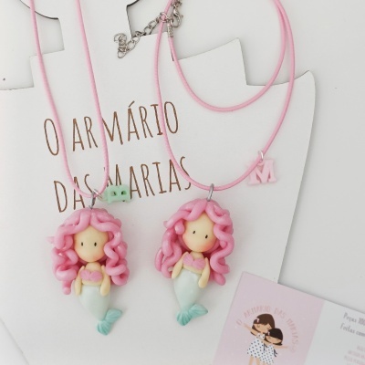 Colares com pendentes de sereias de massa polimérica rosa e azul
