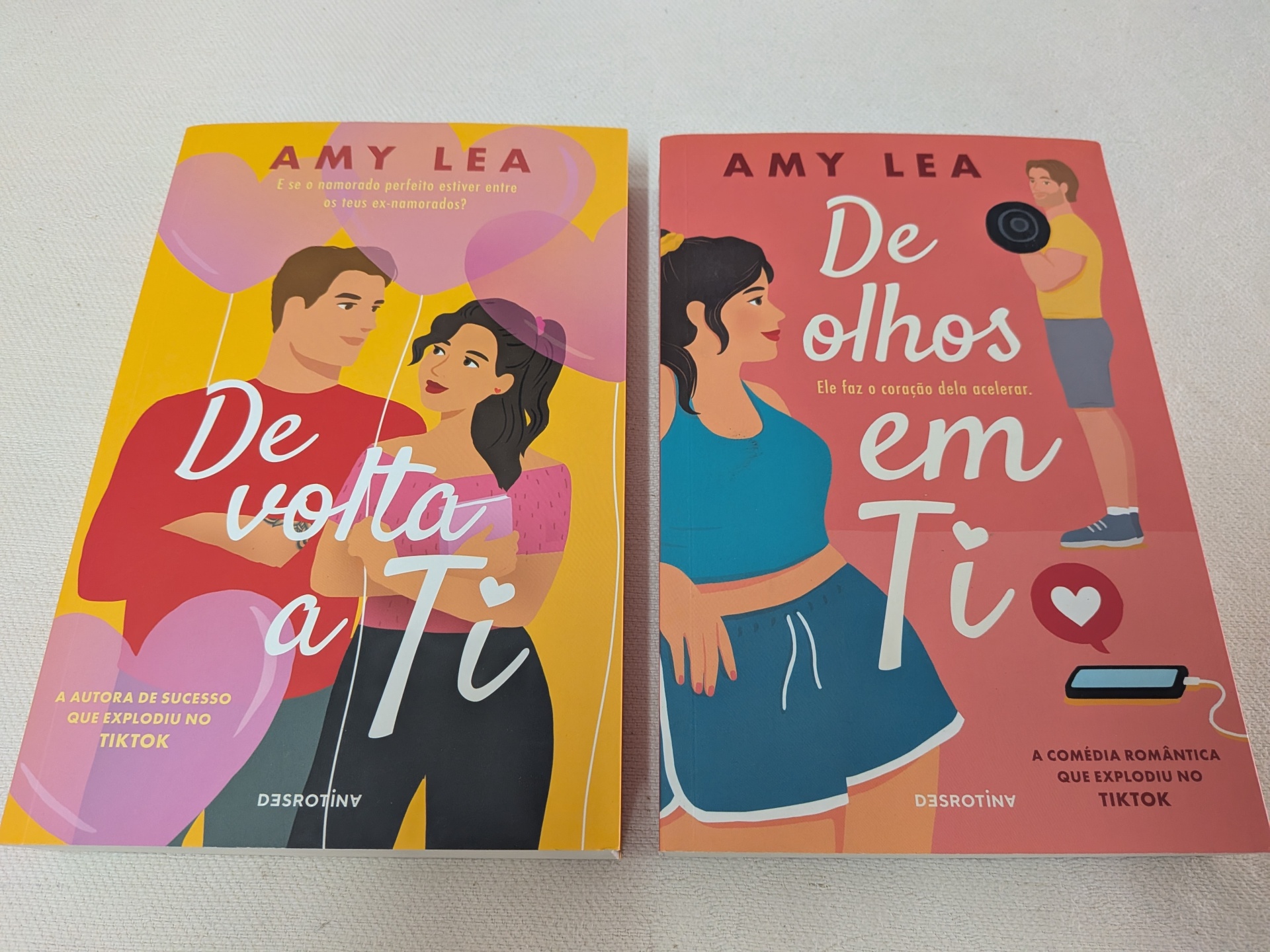 Amy Lea - PACK (De Olhos em Ti + De Volta a Ti) Dois livros de capa mole com ilustrações coloridas e títulos em português.