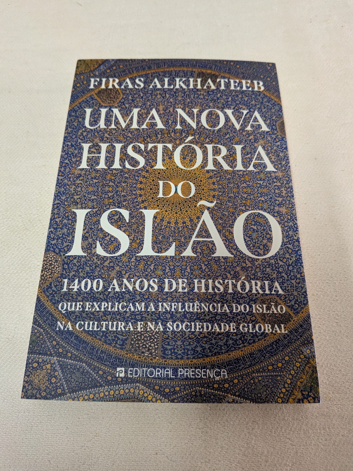 Firas Alkhateeb - Uma Nova História do Islão Livro UMA NOVA HISTÓRIA DO ISLÃO com capa azul e dourada com padrão islâmico