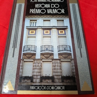 Capa de livro com imagem de fachada de edifício e texto em português