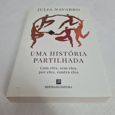 Capa de livro branca com título, autor e ilustração de figuras humanas a dançar em círculo
