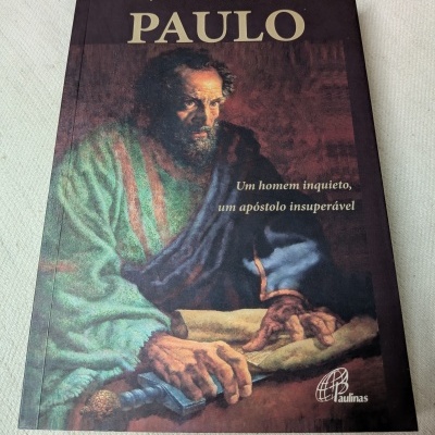 Capa de livro Paulo com ilustração de homem idoso segurando pergaminho e espada