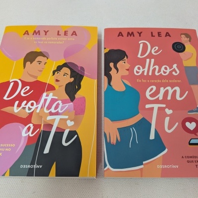 Dois livros de capa mole com ilustrações coloridas e títulos em português.