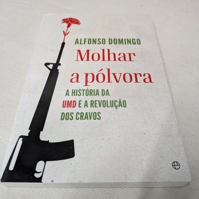 Alfonso Domingo - Molhar a Pólvora A história da UMD e a revolução dos cravos