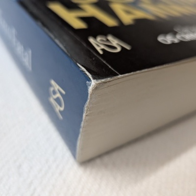 Livro com capa preta com letras douradas e lombada azul com texto ASA