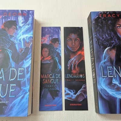 Capas de livros e marcadores da série Marca de Sangue e Lendários de Tracy Deonn em azul e vermelho
