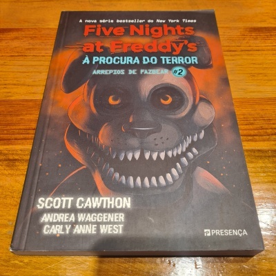 Scott Cawthon, Andrea Waggener -  Five Nights at Freddy's - Arrepios de Fazbear - Livro 2 À procura do terror