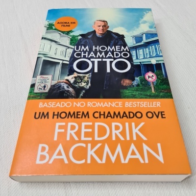 Capa do livro 'Um Homem Chamado Otto' de Fredrik Backman com selo 'Agora em filme'