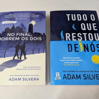 Dois livros em português com capas azuis e títulos grandes, um mostrando silhuetas andando e o outro com figuras e texto.