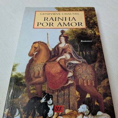 Capa de livro RAINHA POR AMOR com imagem de rainha em cavalo e cães