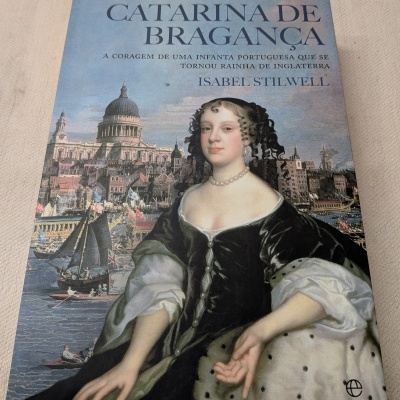 Capa do livro Catarina de Bragança com retrato feminino e paisagem urbana ao fundo