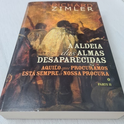 Livro 'A ALDEIA das ALMAS DESAPARECIDAS PARTE II' de Richard Zimler com capa ilustrada