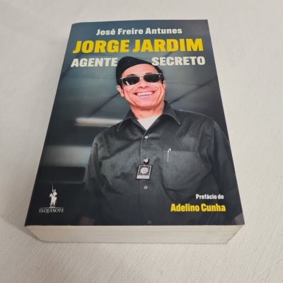 Capa de livro 'JORGE JARDIM AGENTE SECRETO' com homem de óculos escuros e camisa preta