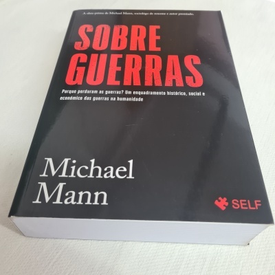 Livro 'SOBRE GUERRAS' de Michael Mann com capa preta e texto em vermelho e branco