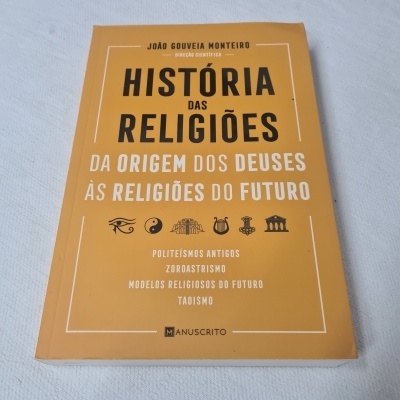 Livro História das Religiões com capa laranja e texto em preto e branco