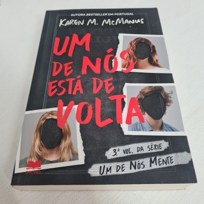 Karen M. McManus -  Um de Nós Está de Volta