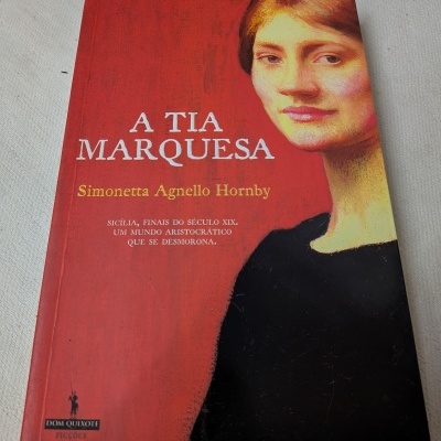 Livro A TIA MARQUESA com capa vermelha e rosto feminino ilustrado