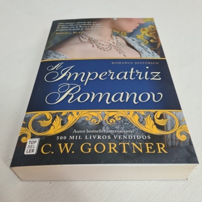 Livro 'A Imperatriz Romanov' de C. W. Gortner com capa azul e dourada sobre fundo branco
