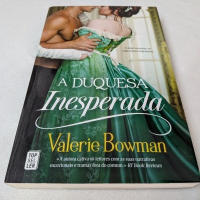 Capa de livro com casal de época e título A Duquesa Inesperada