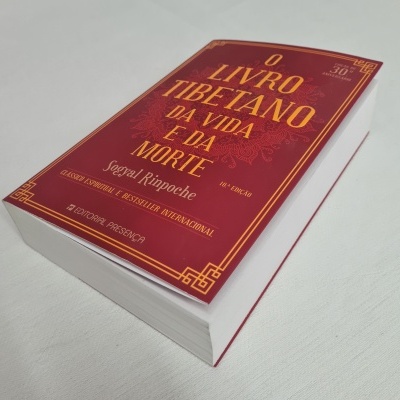 Livro O Livro Tibetano da Vida e da Morte capa vermelha com texto amarelo