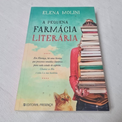 Capa do livro 'A Pequena Farmácia Literária' com pessoa e gato