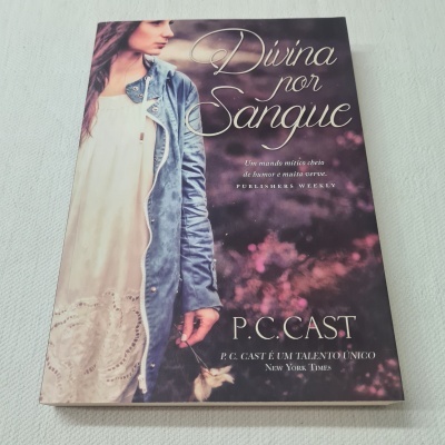 P. C. Cast - Divina por Sangue