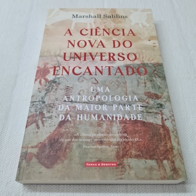 Livro 'A CIÊNCIA NOVA DO UNIVERSO ENCANTADO' com capa de arte rupestre e texto em português.