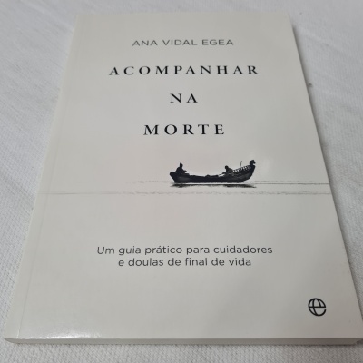 Capa de livro branco com texto e ilustração de barco preto