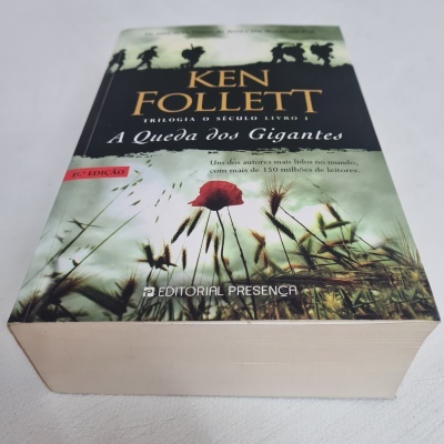 Livro 'A Queda dos Gigantes' de Ken Follett com capa ilustrada de papoilas e espigas.