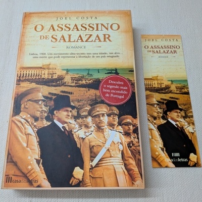 Livro e marcador de livros O ASSASSINO DE SALAZAR com capa histórica em tons sépia