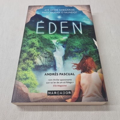 Capa do livro 'Éden' com imagem de cachoeira, floresta e pessoa vista de costas.