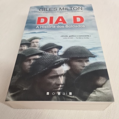 Livro 'DIA D A História dos Soldados' com capa azul e imagem de soldados com capacetes.