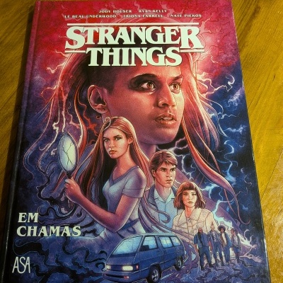 Jody Houser, Stefano Martino e Ryan Kelly - Stranger Things - Em Chamas