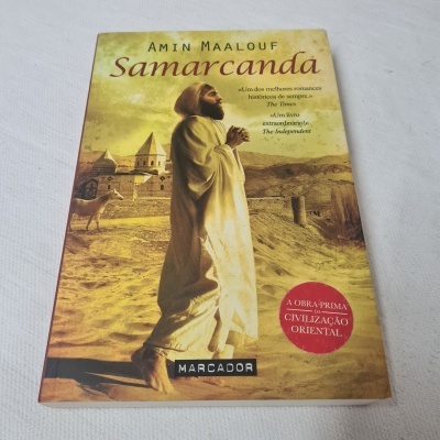 Capa do livro Samarcanda com imagem de homem em túnica branca no deserto