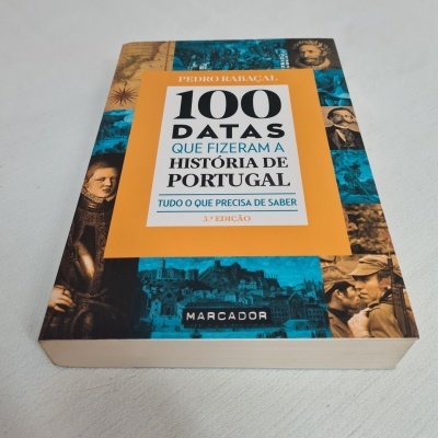 Livro '100 Datas que Fizeram a História de Portugal' com capa laranja e imagens históricas em azul e sépia.
