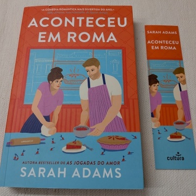 Capa do livro Aconteceu em Roma e marcador de página lado a lado