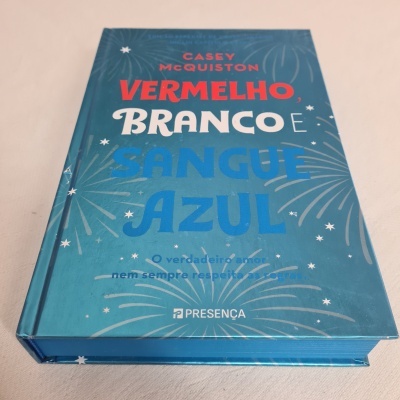 Casey McQuiston - Vermelho, Branco e Sangue Azul Edição especial de colecionador (defeito na capa)
