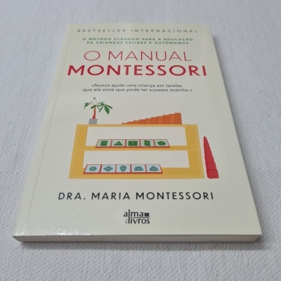 Capa do livro 'O Manual Montessori' da Dra. Maria Montessori com ilustração colorida