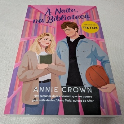 Annie Crown - À Noite, na Biblioteca
