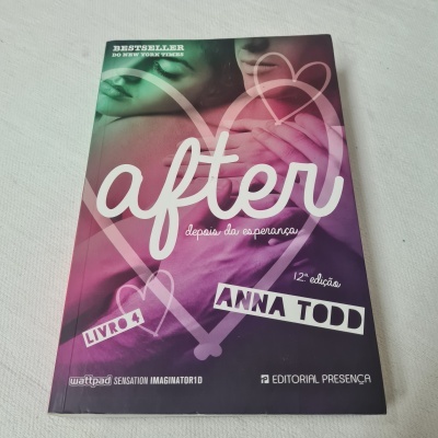 Capa do livro 'after depois da esperança' com duas pessoas e corações brancos em fundo rosa e roxo