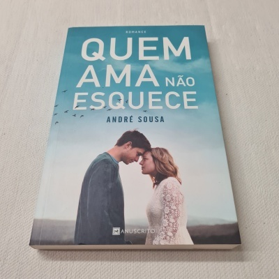 Capa do livro 'QUEM AMA NÃO ESQUECE' com casal e céu azul