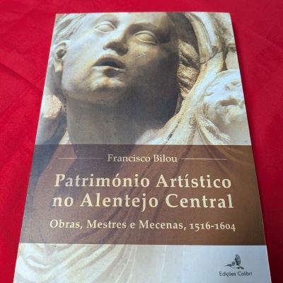 Livro sobre património artístico no Alentejo Central com imagem de escultura na capa