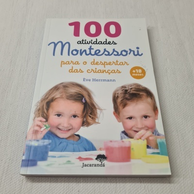 Capa de livro educativo para crianças com crianças a pintar