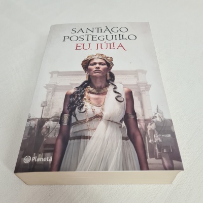 Capa do livro 'Eu, Júlia' de Santiago Posteguillo com imagem de mulher em trajes históricos
