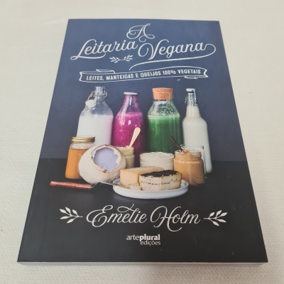 Emelie Holm - A Leitaria Vegana (Leites, manteigas e queijos 100% vegetais)