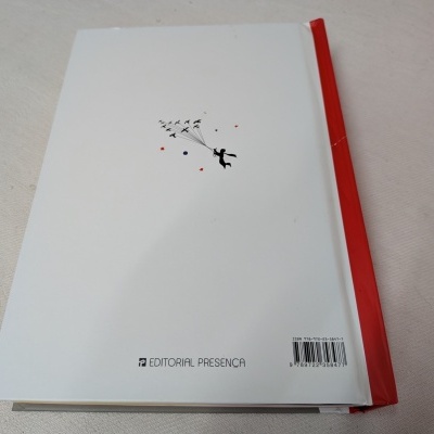 Livro com capa branca, lombada vermelha, ilustração de criança e pássaros, código de barras e texto Editorial Presença