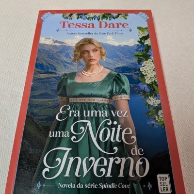 Capa de livro 'Era uma vez uma Noite de Inverno' de Tessa Dare com mulher de vestido verde e fundo de montanhas
